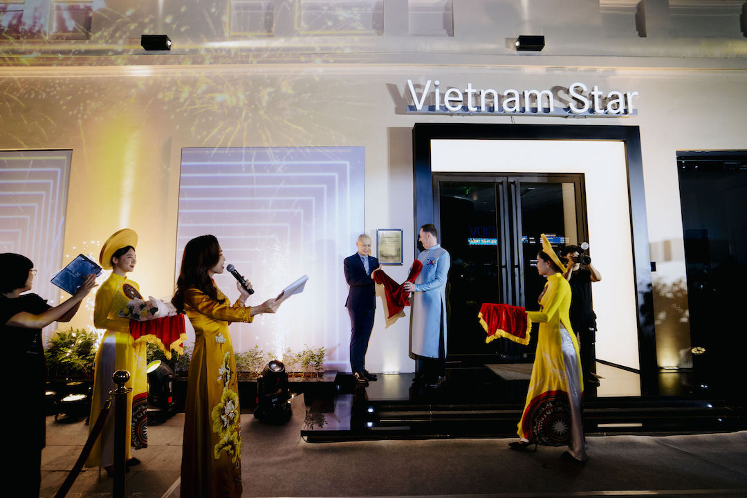 Vietnam Star Automobile officially opens the new Mercedes-Benz Vietnam Star Hoan Kiem Showroom.