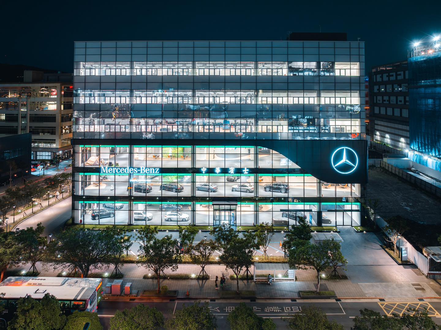 As a flagship facility, the CMI Neihu outlet is the first in Taiwan to feature green energy and smart building technology.